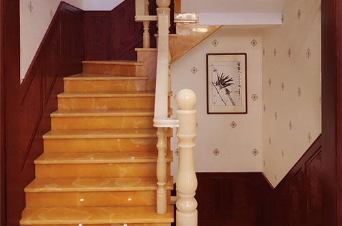冯坡镇中式别墅室内汉白玉石楼梯的定制安装装饰效果